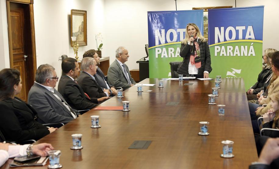 Três mães são as ganhadoras de maio do Nota Paraná No mês de maio, três mães foram as ganhadoras dos maiores prêmios do 30 sorteio do Programa Nota Paraná. Elas são de Colombo, Maringá e Piraí do Sul e foram premiadas com os valores de R$ 200 mil, R$ 120 mil e R$ 80 mil. Os prêmios foram entregues pela governadora Cida Borghetti nesta quarta, no Palácio Iguacu.