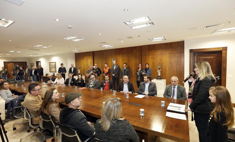 Três mães são as ganhadoras de maio do Nota Paraná No mês de maio, três mães foram as ganhadoras dos maiores prêmios do 30 sorteio do Programa Nota Paraná. Elas são de Colombo, Maringá e Piraí do Sul e foram premiadas com os valores de R$ 200 mil, R$ 120 mil e R$ 80 mil. Os prêmios foram entregues pela governadora Cida Borghetti nesta quarta, no Palácio Iguacu.