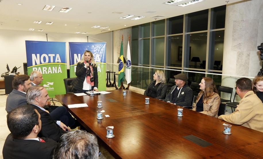 Três mães são as ganhadoras de maio do Nota Paraná No mês de maio, três mães foram as ganhadoras dos maiores prêmios do 30 sorteio do Programa Nota Paraná. Elas são de Colombo, Maringá e Piraí do Sul e foram premiadas com os valores de R$ 200 mil, R$ 120 mil e R$ 80 mil. Os prêmios foram entregues pela governadora Cida Borghetti nesta quarta, no Palácio Iguacu.