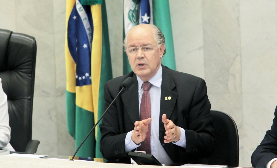 O Paraná arrecadou R$ 18,17 bilhões entre janeiro e agosto deste ano, o que representou aumento de 13,2% sobre os R$ 16,05 bilhões de receita contabilizada pelo Fisco em igual período de 2001. Os números foram apresentados no final da manhã desta quarta-feira (19), na Assembleia Legislativa do Paraná, pelo secretário de Estado da Fazenda, Luiz Carlos Hauly, que afirmou aos deputados que o Orçamento de 2012 será cumprido. “Está tudo sob controle”, assegurou.