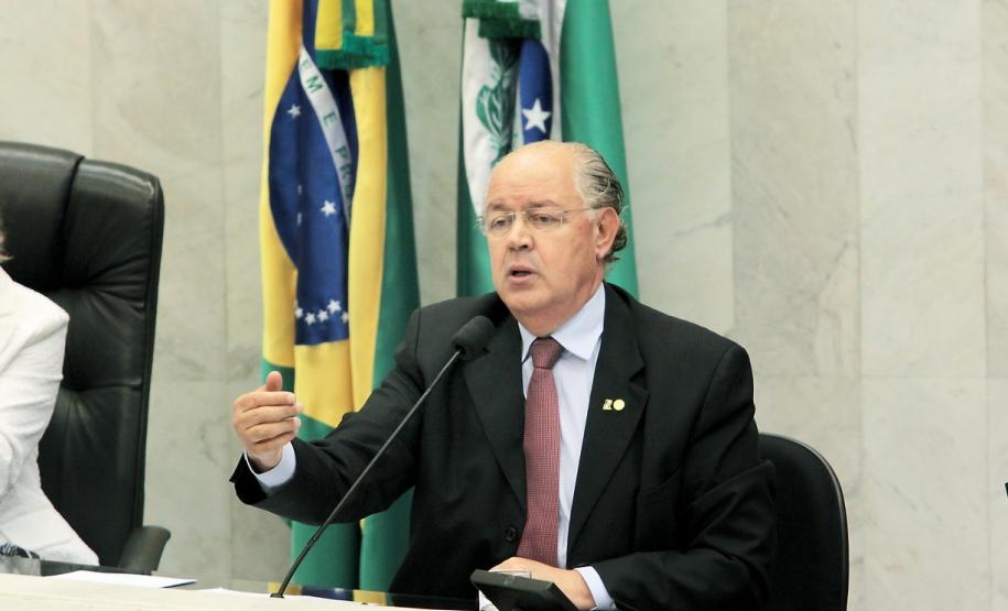 O Paraná arrecadou R$ 18,17 bilhões entre janeiro e agosto deste ano, o que representou aumento de 13,2% sobre os R$ 16,05 bilhões de receita contabilizada pelo Fisco em igual período de 2001. Os números foram apresentados no final da manhã desta quarta-feira (19), na Assembleia Legislativa do Paraná, pelo secretário de Estado da Fazenda, Luiz Carlos Hauly, que afirmou aos deputados que o Orçamento de 2012 será cumprido. “Está tudo sob controle”, assegurou.