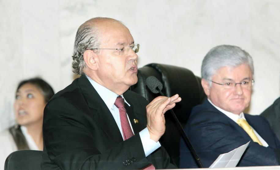 O Paraná arrecadou R$ 18,17 bilhões entre janeiro e agosto deste ano, o que representou aumento de 13,2% sobre os R$ 16,05 bilhões de receita contabilizada pelo Fisco em igual período de 2001. Os números foram apresentados no final da manhã desta quarta-feira (19), na Assembleia Legislativa do Paraná, pelo secretário de Estado da Fazenda, Luiz Carlos Hauly, que afirmou aos deputados que o Orçamento de 2012 será cumprido. “Está tudo sob controle”, assegurou.