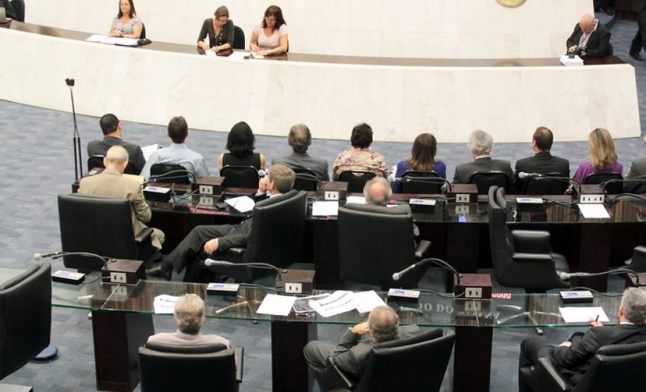 O Paraná arrecadou R$ 18,17 bilhões entre janeiro e agosto deste ano, o que representou aumento de 13,2% sobre os R$ 16,05 bilhões de receita contabilizada pelo Fisco em igual período de 2001. Os números foram apresentados no final da manhã desta quarta-feira (19), na Assembleia Legislativa do Paraná, pelo secretário de Estado da Fazenda, Luiz Carlos Hauly, que afirmou aos deputados que o Orçamento de 2012 será cumprido. “Está tudo sob controle”, assegurou.