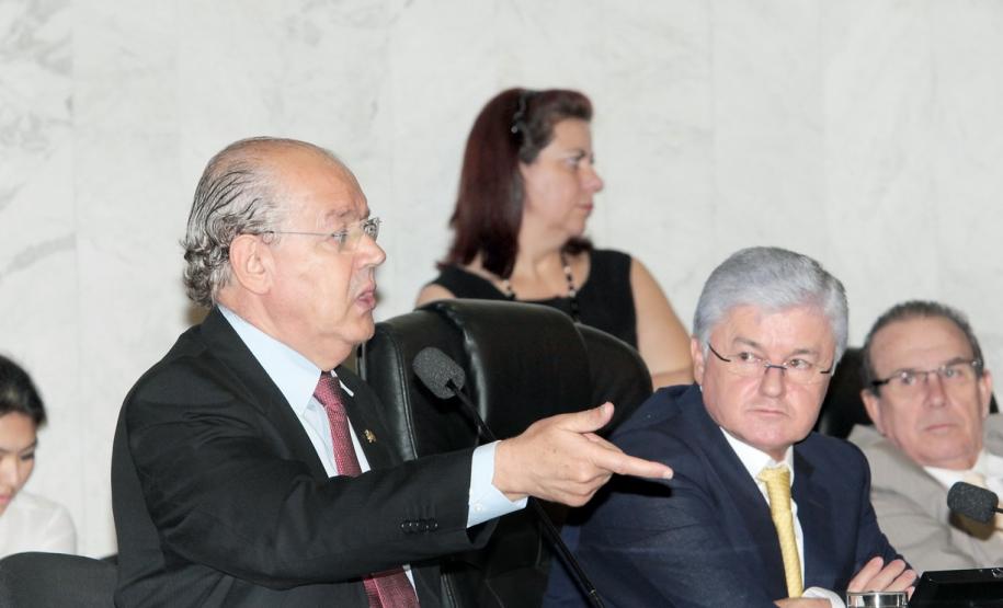 O Paraná arrecadou R$ 18,17 bilhões entre janeiro e agosto deste ano, o que representou aumento de 13,2% sobre os R$ 16,05 bilhões de receita contabilizada pelo Fisco em igual período de 2001. Os números foram apresentados no final da manhã desta quarta-feira (19), na Assembleia Legislativa do Paraná, pelo secretário de Estado da Fazenda, Luiz Carlos Hauly, que afirmou aos deputados que o Orçamento de 2012 será cumprido. “Está tudo sob controle”, assegurou.