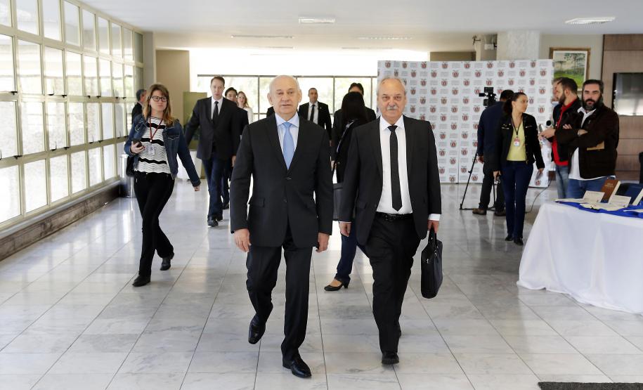 Paraná aumenta investimentos em 60% no 1° quadrimestre Os investimentos feitos pelo Governo do Paraná no primeiro quadrimestre de 2018 tiveram crescimento de 60% na comparação com igual período de 2017. Eles passaram de R$ 572 milhões de janeiro a abril do ano passado para R$ 916 milhões nos mesmos meses do atual exercício. Contando as obras realizadas pelas estatais paranaenses, os investimentos saltaram para R$ 1,95 bilhão no período, o que representa aumento de 38%.