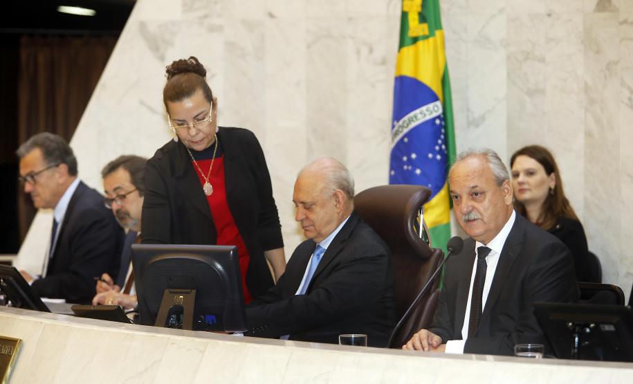 Paraná aumenta investimentos em 60% no 1° quadrimestre Os investimentos feitos pelo Governo do Paraná no primeiro quadrimestre de 2018 tiveram crescimento de 60% na comparação com igual período de 2017. Eles passaram de R$ 572 milhões de janeiro a abril do ano passado para R$ 916 milhões nos mesmos meses do atual exercício. Contando as obras realizadas pelas estatais paranaenses, os investimentos saltaram para R$ 1,95 bilhão no período, o que representa aumento de 38%.