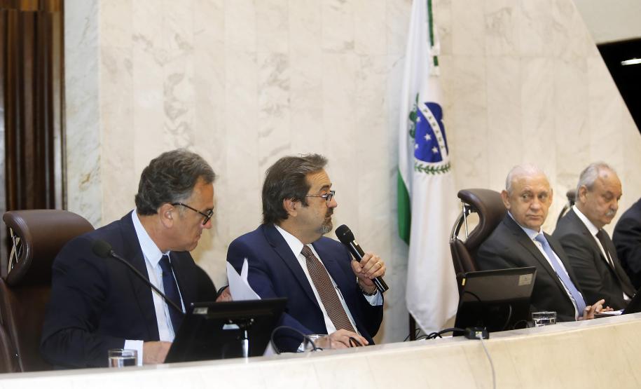 Paraná aumenta investimentos em 60% no 1° quadrimestre Os investimentos feitos pelo Governo do Paraná no primeiro quadrimestre de 2018 tiveram crescimento de 60% na comparação com igual período de 2017. Eles passaram de R$ 572 milhões de janeiro a abril do ano passado para R$ 916 milhões nos mesmos meses do atual exercício. Contando as obras realizadas pelas estatais paranaenses, os investimentos saltaram para R$ 1,95 bilhão no período, o que representa aumento de 38%.