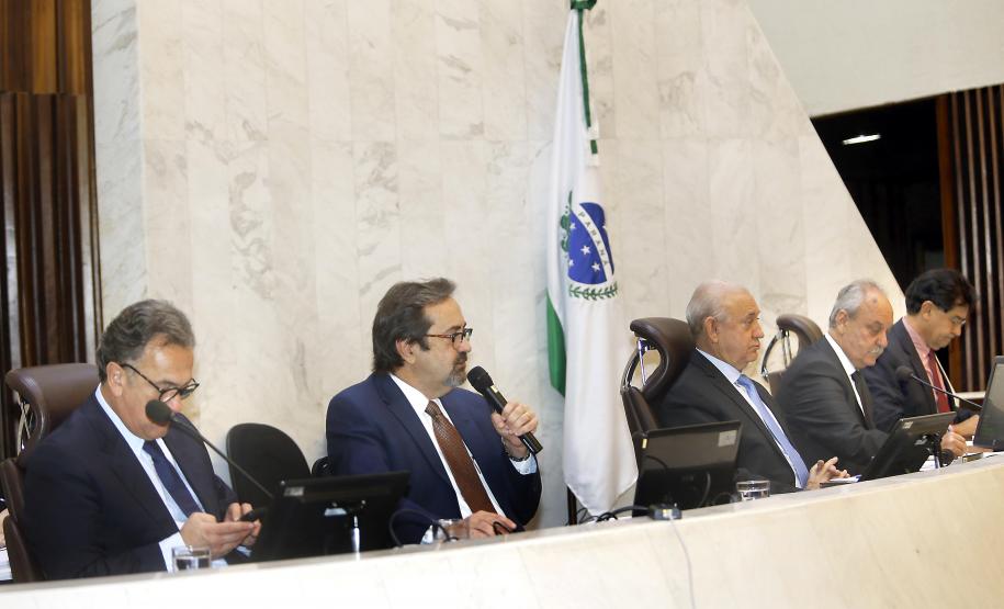 Paraná aumenta investimentos em 60% no 1° quadrimestre Os investimentos feitos pelo Governo do Paraná no primeiro quadrimestre de 2018 tiveram crescimento de 60% na comparação com igual período de 2017. Eles passaram de R$ 572 milhões de janeiro a abril do ano passado para R$ 916 milhões nos mesmos meses do atual exercício. Contando as obras realizadas pelas estatais paranaenses, os investimentos saltaram para R$ 1,95 bilhão no período, o que representa aumento de 38%.