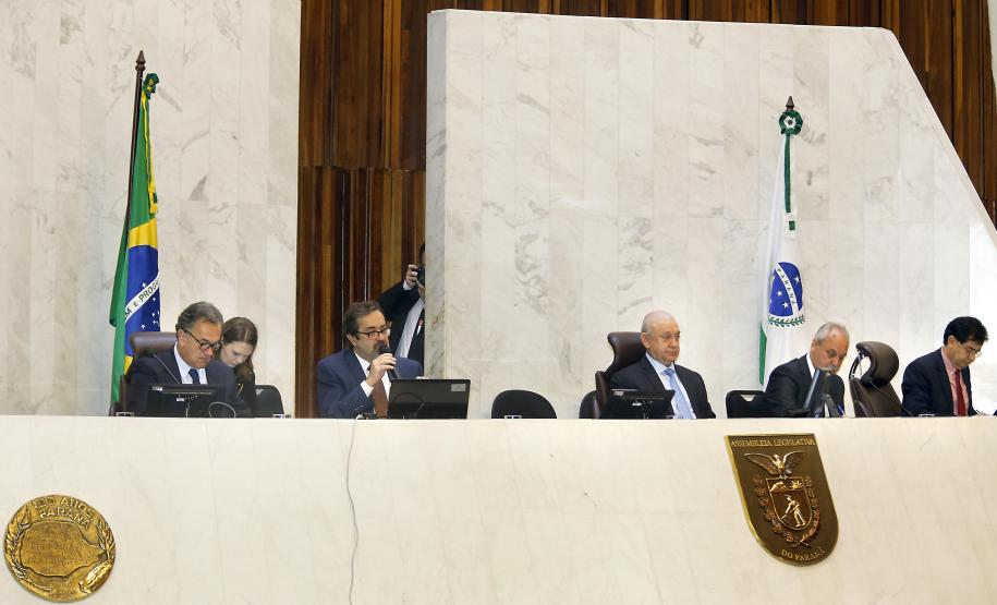 Paraná aumenta investimentos em 60% no 1° quadrimestre Os investimentos feitos pelo Governo do Paraná no primeiro quadrimestre de 2018 tiveram crescimento de 60% na comparação com igual período de 2017. Eles passaram de R$ 572 milhões de janeiro a abril do ano passado para R$ 916 milhões nos mesmos meses do atual exercício. Contando as obras realizadas pelas estatais paranaenses, os investimentos saltaram para R$ 1,95 bilhão no período, o que representa aumento de 38%.