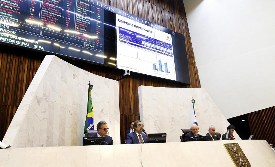 Paraná aumenta investimentos em 60% no 1° quadrimestre Os investimentos feitos pelo Governo do Paraná no primeiro quadrimestre de 2018 tiveram crescimento de 60% na comparação com igual período de 2017. Eles passaram de R$ 572 milhões de janeiro a abril do ano passado para R$ 916 milhões nos mesmos meses do atual exercício. Contando as obras realizadas pelas estatais paranaenses, os investimentos saltaram para R$ 1,95 bilhão no período, o que representa aumento de 38%.