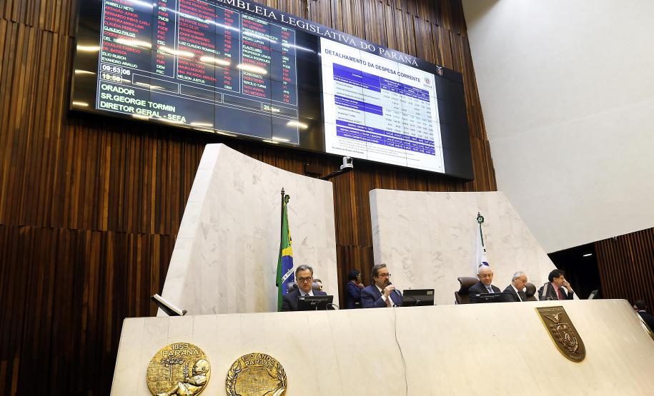 Paraná aumenta investimentos em 60% no 1° quadrimestre Os investimentos feitos pelo Governo do Paraná no primeiro quadrimestre de 2018 tiveram crescimento de 60% na comparação com igual período de 2017. Eles passaram de R$ 572 milhões de janeiro a abril do ano passado para R$ 916 milhões nos mesmos meses do atual exercício. Contando as obras realizadas pelas estatais paranaenses, os investimentos saltaram para R$ 1,95 bilhão no período, o que representa aumento de 38%.