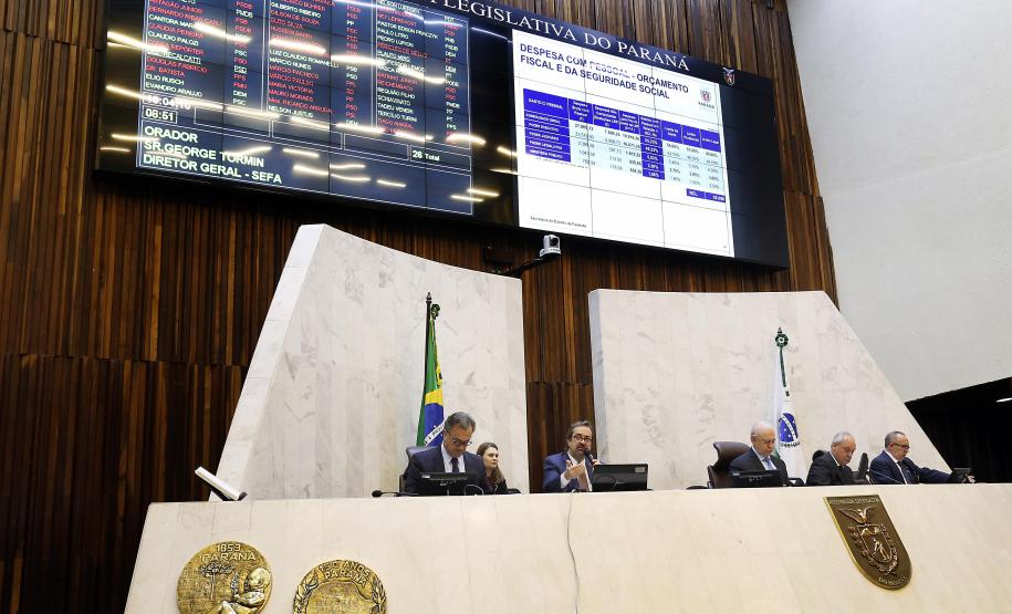 Paraná aumenta investimentos em 60% no 1° quadrimestre Os investimentos feitos pelo Governo do Paraná no primeiro quadrimestre de 2018 tiveram crescimento de 60% na comparação com igual período de 2017. Eles passaram de R$ 572 milhões de janeiro a abril do ano passado para R$ 916 milhões nos mesmos meses do atual exercício. Contando as obras realizadas pelas estatais paranaenses, os investimentos saltaram para R$ 1,95 bilhão no período, o que representa aumento de 38%.