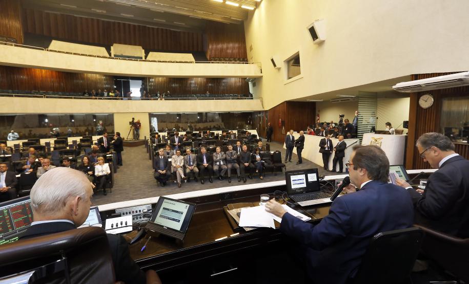 Paraná aumenta investimentos em 60% no 1° quadrimestre Os investimentos feitos pelo Governo do Paraná no primeiro quadrimestre de 2018 tiveram crescimento de 60% na comparação com igual período de 2017. Eles passaram de R$ 572 milhões de janeiro a abril do ano passado para R$ 916 milhões nos mesmos meses do atual exercício. Contando as obras realizadas pelas estatais paranaenses, os investimentos saltaram para R$ 1,95 bilhão no período, o que representa aumento de 38%.