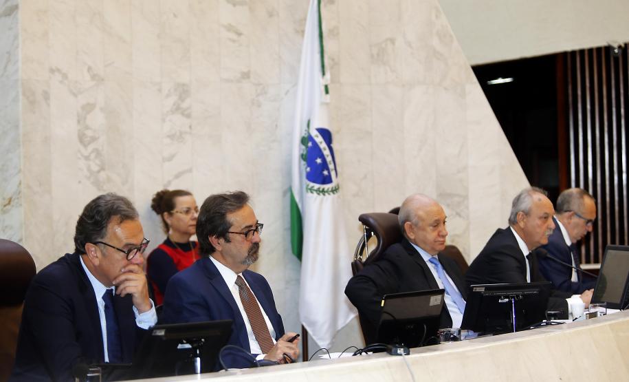 Paraná aumenta investimentos em 60% no 1° quadrimestre Os investimentos feitos pelo Governo do Paraná no primeiro quadrimestre de 2018 tiveram crescimento de 60% na comparação com igual período de 2017. Eles passaram de R$ 572 milhões de janeiro a abril do ano passado para R$ 916 milhões nos mesmos meses do atual exercício. Contando as obras realizadas pelas estatais paranaenses, os investimentos saltaram para R$ 1,95 bilhão no período, o que representa aumento de 38%.