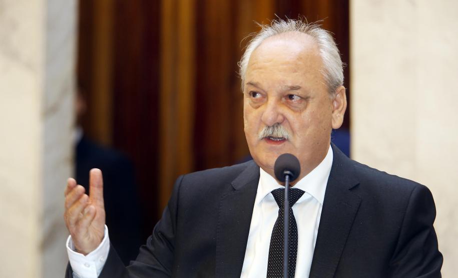 Paraná aumenta investimentos em 60% no 1° quadrimestre Os investimentos feitos pelo Governo do Paraná no primeiro quadrimestre de 2018 tiveram crescimento de 60% na comparação com igual período de 2017. Eles passaram de R$ 572 milhões de janeiro a abril do ano passado para R$ 916 milhões nos mesmos meses do atual exercício. Contando as obras realizadas pelas estatais paranaenses, os investimentos saltaram para R$ 1,95 bilhão no período, o que representa aumento de 38%.