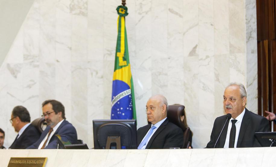 Paraná aumenta investimentos em 60% no 1° quadrimestre Os investimentos feitos pelo Governo do Paraná no primeiro quadrimestre de 2018 tiveram crescimento de 60% na comparação com igual período de 2017. Eles passaram de R$ 572 milhões de janeiro a abril do ano passado para R$ 916 milhões nos mesmos meses do atual exercício. Contando as obras realizadas pelas estatais paranaenses, os investimentos saltaram para R$ 1,95 bilhão no período, o que representa aumento de 38%.