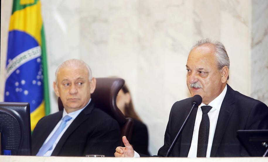 Paraná aumenta investimentos em 60% no 1° quadrimestre Os investimentos feitos pelo Governo do Paraná no primeiro quadrimestre de 2018 tiveram crescimento de 60% na comparação com igual período de 2017. Eles passaram de R$ 572 milhões de janeiro a abril do ano passado para R$ 916 milhões nos mesmos meses do atual exercício. Contando as obras realizadas pelas estatais paranaenses, os investimentos saltaram para R$ 1,95 bilhão no período, o que representa aumento de 38%.