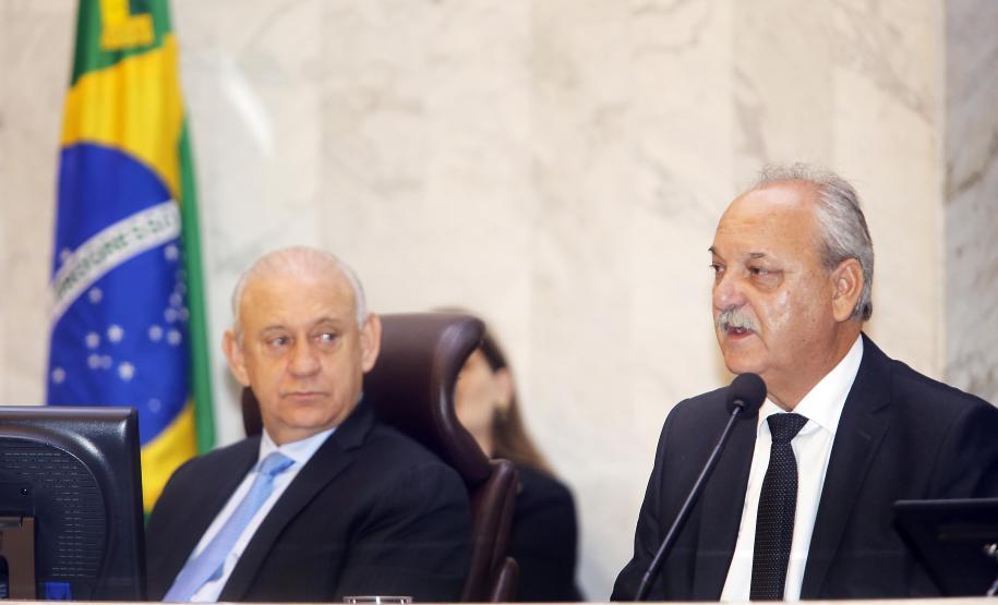 Paraná aumenta investimentos em 60% no 1° quadrimestre Os investimentos feitos pelo Governo do Paraná no primeiro quadrimestre de 2018 tiveram crescimento de 60% na comparação com igual período de 2017. Eles passaram de R$ 572 milhões de janeiro a abril do ano passado para R$ 916 milhões nos mesmos meses do atual exercício. Contando as obras realizadas pelas estatais paranaenses, os investimentos saltaram para R$ 1,95 bilhão no período, o que representa aumento de 38%.