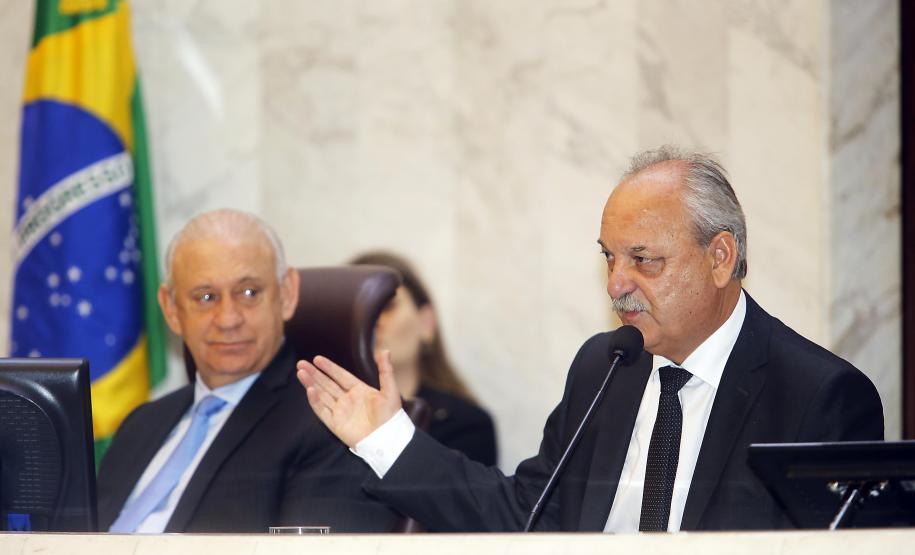 Paraná aumenta investimentos em 60% no 1° quadrimestre Os investimentos feitos pelo Governo do Paraná no primeiro quadrimestre de 2018 tiveram crescimento de 60% na comparação com igual período de 2017. Eles passaram de R$ 572 milhões de janeiro a abril do ano passado para R$ 916 milhões nos mesmos meses do atual exercício. Contando as obras realizadas pelas estatais paranaenses, os investimentos saltaram para R$ 1,95 bilhão no período, o que representa aumento de 38%.