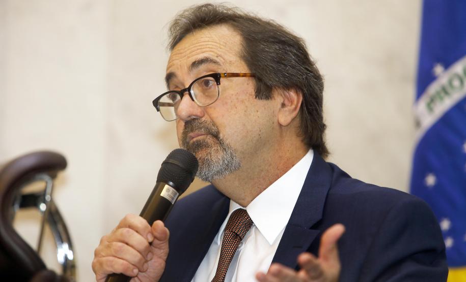 Paraná aumenta investimentos em 60% no 1° quadrimestre Os investimentos feitos pelo Governo do Paraná no primeiro quadrimestre de 2018 tiveram crescimento de 60% na comparação com igual período de 2017. Eles passaram de R$ 572 milhões de janeiro a abril do ano passado para R$ 916 milhões nos mesmos meses do atual exercício. Contando as obras realizadas pelas estatais paranaenses, os investimentos saltaram para R$ 1,95 bilhão no período, o que representa aumento de 38%.