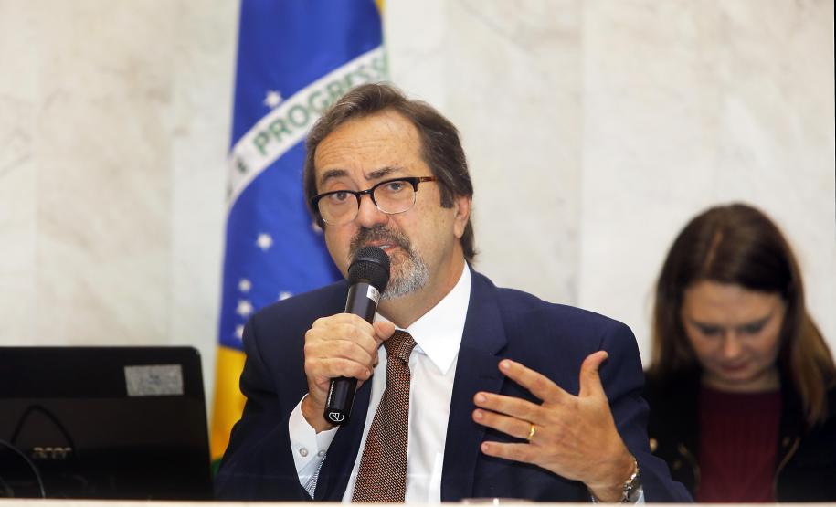 Paraná aumenta investimentos em 60% no 1° quadrimestre Os investimentos feitos pelo Governo do Paraná no primeiro quadrimestre de 2018 tiveram crescimento de 60% na comparação com igual período de 2017. Eles passaram de R$ 572 milhões de janeiro a abril do ano passado para R$ 916 milhões nos mesmos meses do atual exercício. Contando as obras realizadas pelas estatais paranaenses, os investimentos saltaram para R$ 1,95 bilhão no período, o que representa aumento de 38%.