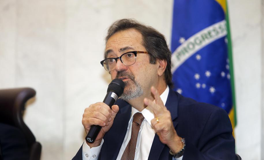 Paraná aumenta investimentos em 60% no 1° quadrimestre Os investimentos feitos pelo Governo do Paraná no primeiro quadrimestre de 2018 tiveram crescimento de 60% na comparação com igual período de 2017. Eles passaram de R$ 572 milhões de janeiro a abril do ano passado para R$ 916 milhões nos mesmos meses do atual exercício. Contando as obras realizadas pelas estatais paranaenses, os investimentos saltaram para R$ 1,95 bilhão no período, o que representa aumento de 38%.