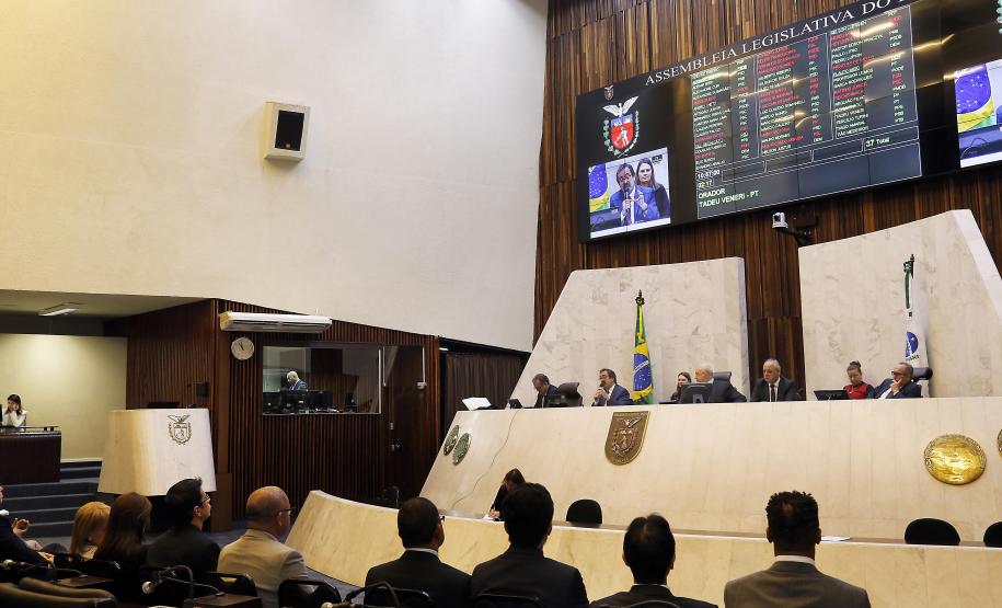 Paraná aumenta investimentos em 60% no 1° quadrimestre Os investimentos feitos pelo Governo do Paraná no primeiro quadrimestre de 2018 tiveram crescimento de 60% na comparação com igual período de 2017. Eles passaram de R$ 572 milhões de janeiro a abril do ano passado para R$ 916 milhões nos mesmos meses do atual exercício. Contando as obras realizadas pelas estatais paranaenses, os investimentos saltaram para R$ 1,95 bilhão no período, o que representa aumento de 38%.