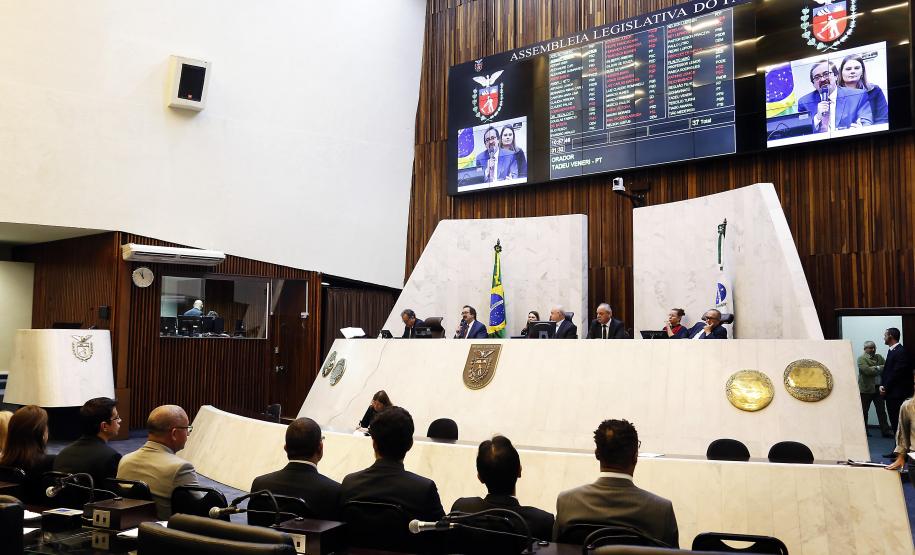 Paraná aumenta investimentos em 60% no 1° quadrimestre Os investimentos feitos pelo Governo do Paraná no primeiro quadrimestre de 2018 tiveram crescimento de 60% na comparação com igual período de 2017. Eles passaram de R$ 572 milhões de janeiro a abril do ano passado para R$ 916 milhões nos mesmos meses do atual exercício. Contando as obras realizadas pelas estatais paranaenses, os investimentos saltaram para R$ 1,95 bilhão no período, o que representa aumento de 38%.