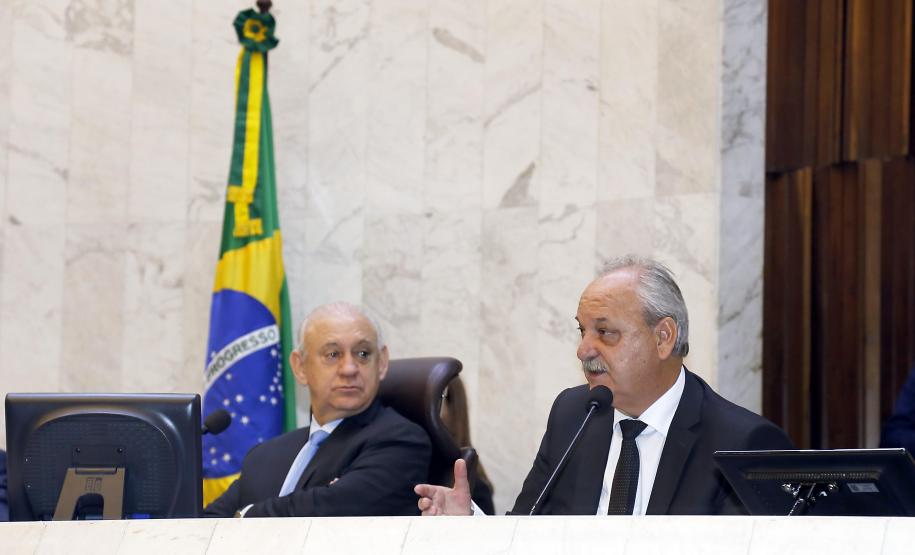 Paraná aumenta investimentos em 60% no 1° quadrimestre Os investimentos feitos pelo Governo do Paraná no primeiro quadrimestre de 2018 tiveram crescimento de 60% na comparação com igual período de 2017. Eles passaram de R$ 572 milhões de janeiro a abril do ano passado para R$ 916 milhões nos mesmos meses do atual exercício. Contando as obras realizadas pelas estatais paranaenses, os investimentos saltaram para R$ 1,95 bilhão no período, o que representa aumento de 38%.