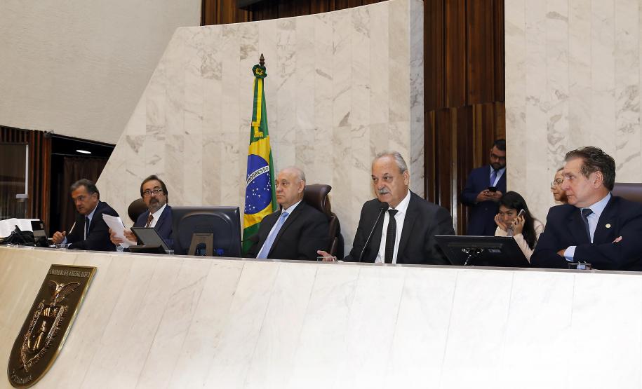 Paraná aumenta investimentos em 60% no 1° quadrimestre Os investimentos feitos pelo Governo do Paraná no primeiro quadrimestre de 2018 tiveram crescimento de 60% na comparação com igual período de 2017. Eles passaram de R$ 572 milhões de janeiro a abril do ano passado para R$ 916 milhões nos mesmos meses do atual exercício. Contando as obras realizadas pelas estatais paranaenses, os investimentos saltaram para R$ 1,95 bilhão no período, o que representa aumento de 38%.