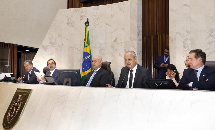 Paraná aumenta investimentos em 60% no 1° quadrimestre Os investimentos feitos pelo Governo do Paraná no primeiro quadrimestre de 2018 tiveram crescimento de 60% na comparação com igual período de 2017. Eles passaram de R$ 572 milhões de janeiro a abril do ano passado para R$ 916 milhões nos mesmos meses do atual exercício. Contando as obras realizadas pelas estatais paranaenses, os investimentos saltaram para R$ 1,95 bilhão no período, o que representa aumento de 38%.