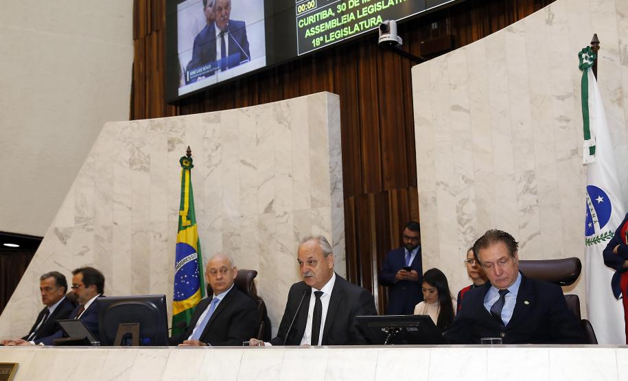 Paraná aumenta investimentos em 60% no 1° quadrimestre Os investimentos feitos pelo Governo do Paraná no primeiro quadrimestre de 2018 tiveram crescimento de 60% na comparação com igual período de 2017. Eles passaram de R$ 572 milhões de janeiro a abril do ano passado para R$ 916 milhões nos mesmos meses do atual exercício. Contando as obras realizadas pelas estatais paranaenses, os investimentos saltaram para R$ 1,95 bilhão no período, o que representa aumento de 38%.