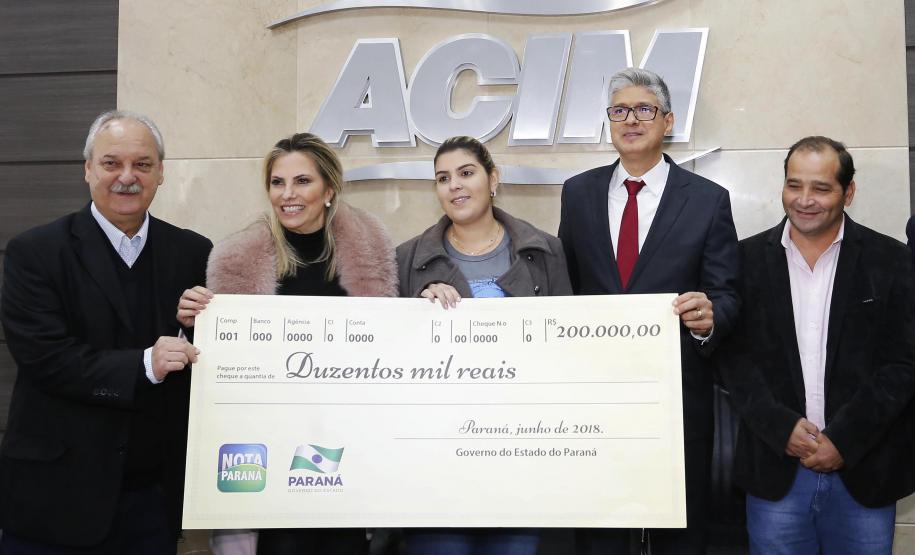 A governadora Cida Borghetti entregou os três maiores prêmios do 31º sorteio do Programa Nota Paraná em solenidade realizada nesta sexta-feira (15). A empresária e estudante de direito Karina Silveira Marsola, que ganhou R$ 200 mil, e o promotor de Justiça Nivaldo Bazoti, contemplado com R$ 120 mil, são de Maringá. Por isso, o evento de premiação foi na Associação Comercial e Empresarial de Maringá (Acim).