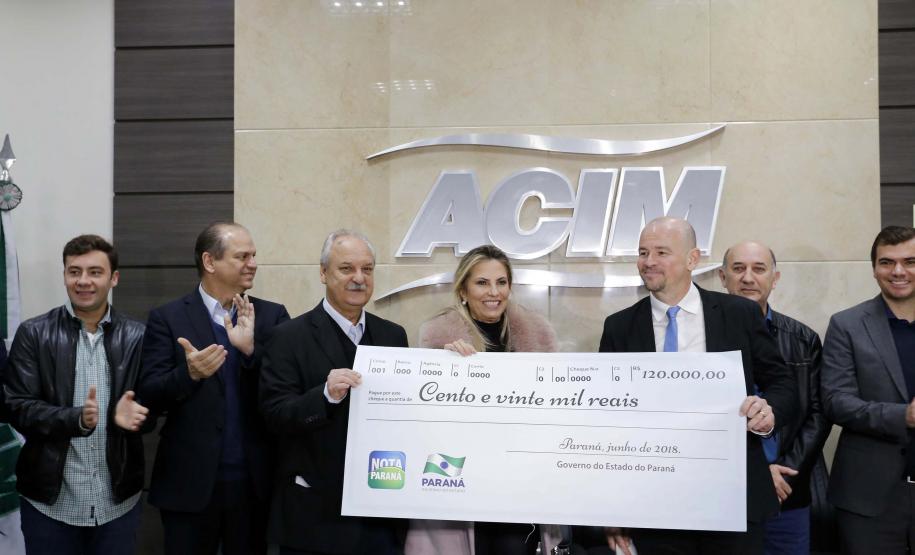 A governadora Cida Borghetti entregou os três maiores prêmios do 31º sorteio do Programa Nota Paraná em solenidade realizada nesta sexta-feira (15)