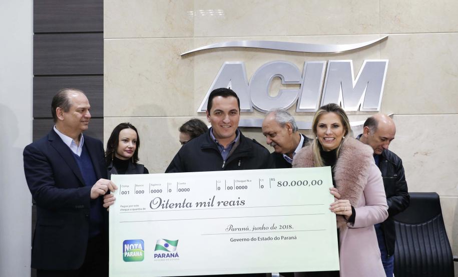 A governadora Cida Borghetti entregou os três maiores prêmios do 31º sorteio do Programa Nota Paraná em solenidade realizada nesta sexta-feira (15)