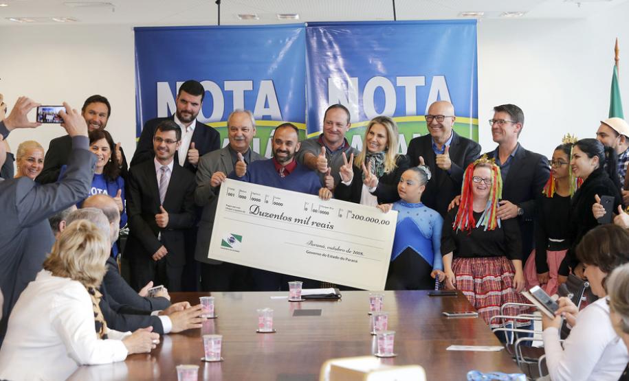 A governadora Cida Borghetti durante a entrega dos prêmios da 35ª premiação do programa Nota Paraná, do mês de outubro em evento no Palácio Iguaçu nesta quarta-feira (24).