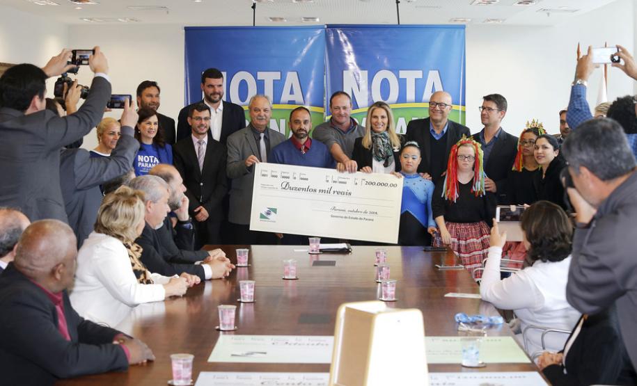 A governadora Cida Borghetti durante a entrega dos prêmios da 35ª premiação do programa Nota Paraná, do mês de outubro em evento no Palácio Iguaçu nesta quarta-feira (24).