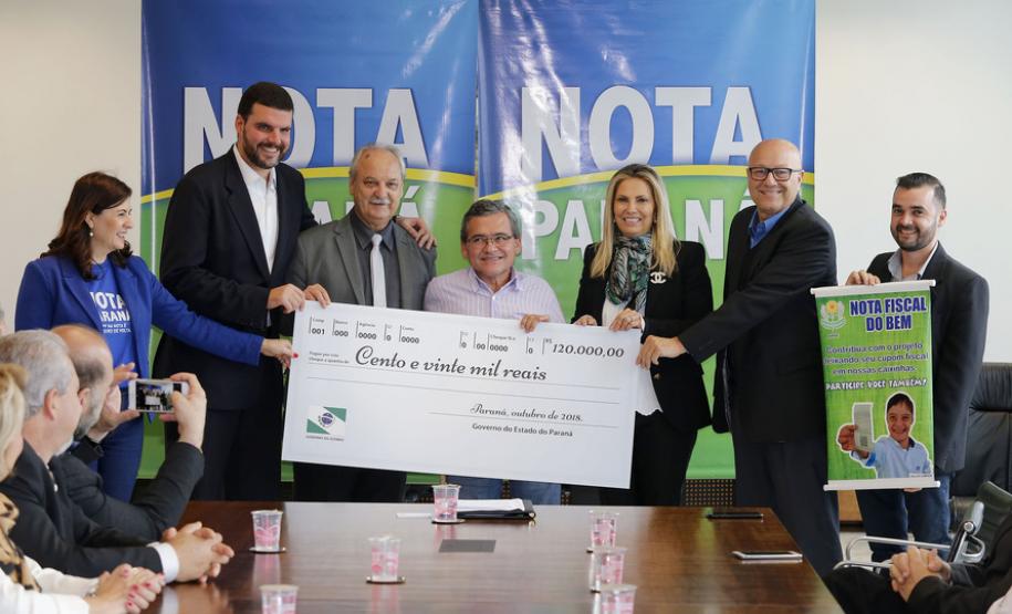 A governadora Cida Borghetti durante a entrega dos prêmios da 35ª premiação do programa Nota Paraná, do mês de outubro em evento no Palácio Iguaçu nesta quarta-feira (24).