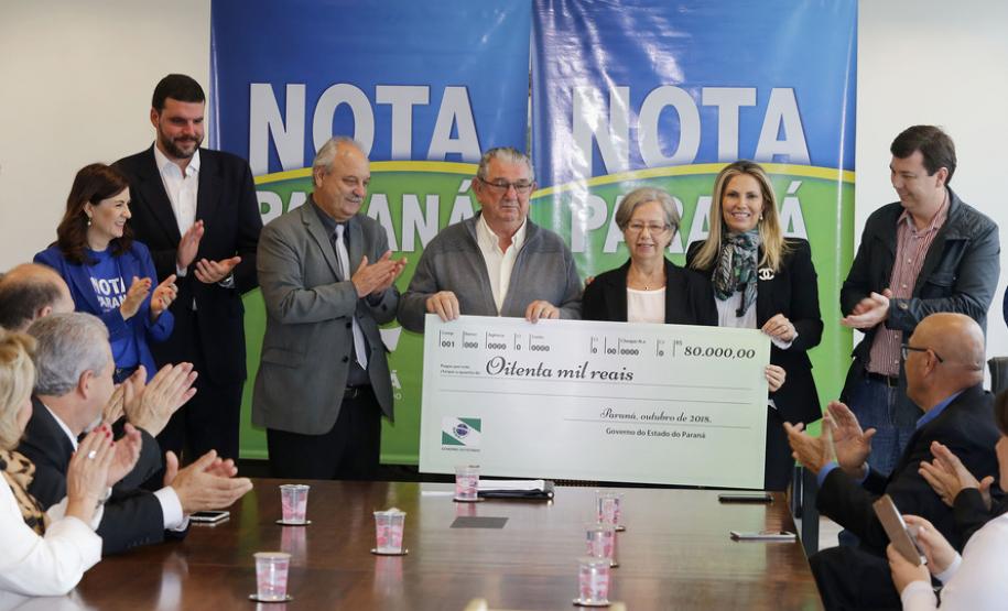 A governadora Cida Borghetti durante a entrega dos prêmios da 35ª premiação do programa Nota Paraná, do mês de outubro em evento no Palácio Iguaçu nesta quarta-feira (24).