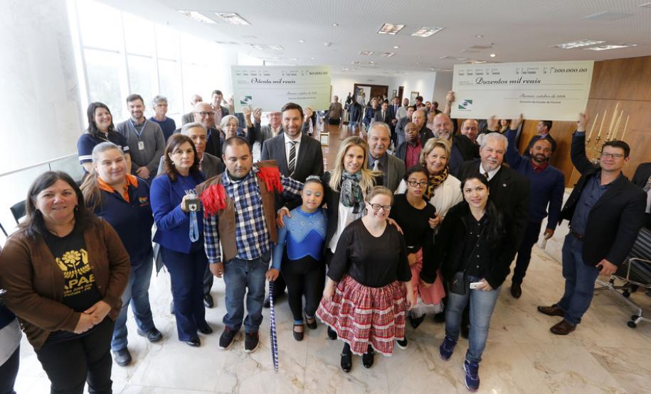 A governadora Cida Borghetti durante a entrega dos prêmios da 35ª premiação do programa Nota Paraná, do mês de outubro em evento no Palácio Iguaçu nesta quarta-feira (24).