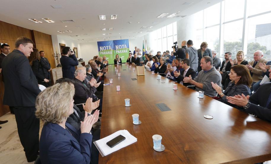 A governadora Cida Borghetti durante a entrega dos prêmios da 35ª premiação do programa Nota Paraná, do mês de outubro em evento no Palácio Iguaçu nesta quarta-feira (24).