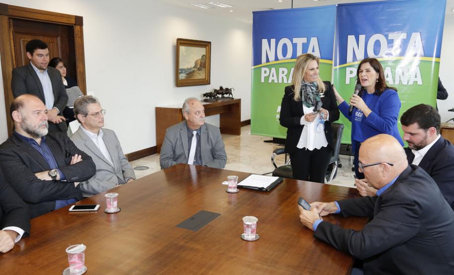 A governadora Cida Borghetti durante a entrega dos prêmios da 35ª premiação do programa Nota Paraná, do mês de outubro em evento no Palácio Iguaçu nesta quarta-feira (24).