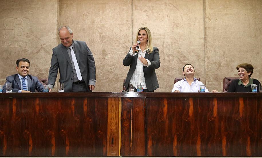 Governadora assina promoção de 41 auditores da Receita Estadual Governadora Cida Borghetti assina a promoção de 41 auditores da Receita Estadual.