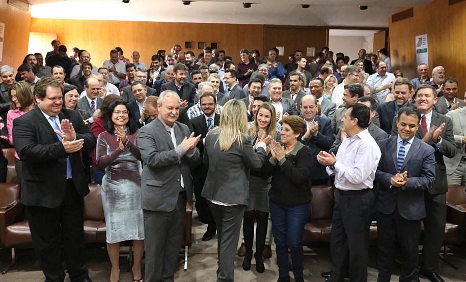 Governadora assina promoção de 41 auditores da Receita Estadual Governadora Cida Borghetti assina a promoção de 41 auditores da Receita Estadual.