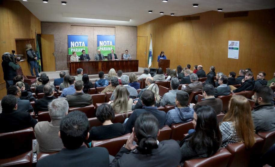 Nota Paraná completa três anos premiando moradores de Curitiba e RMC Os ganhadores dos prêmios de R$ 200 mil, R$ 120 mil e R$ 80 mil recebem os cheques na 33ª premiação do programa Nota Paraná, que neste mês de agosto completa três anos de criação. Por ser o sorteio especial dos pais, o valor das premiações foi multiplicado por quatro. Curitiba,16/08/2018 Foto:Jaelson Lucas / ANPr