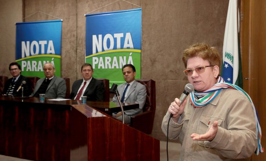 Nota Paraná completa três anos premiando moradores de Curitiba e RMC Os ganhadores dos prêmios de R$ 200 mil, R$ 120 mil e R$ 80 mil recebem os cheques na 33ª premiação do programa Nota Paraná, que neste mês de agosto completa três anos de criação. Por ser o sorteio especial dos pais, o valor das premiações foi multiplicado por quatro. Curitiba,16/08/2018 Foto:Jaelson Lucas / ANPr