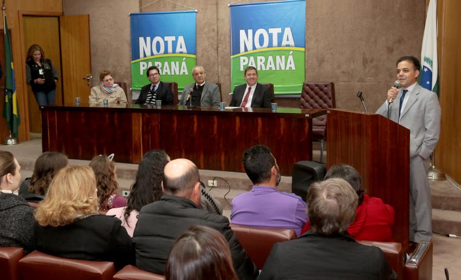 Nota Paraná completa três anos premiando moradores de Curitiba e RMC Os ganhadores dos prêmios de R$ 200 mil, R$ 120 mil e R$ 80 mil recebem os cheques na 33ª premiação do programa Nota Paraná, que neste mês de agosto completa três anos de criação. Por ser o sorteio especial dos pais, o valor das premiações foi multiplicado por quatro. Curitiba,16/08/2018 Foto:Jaelson Lucas / ANPr