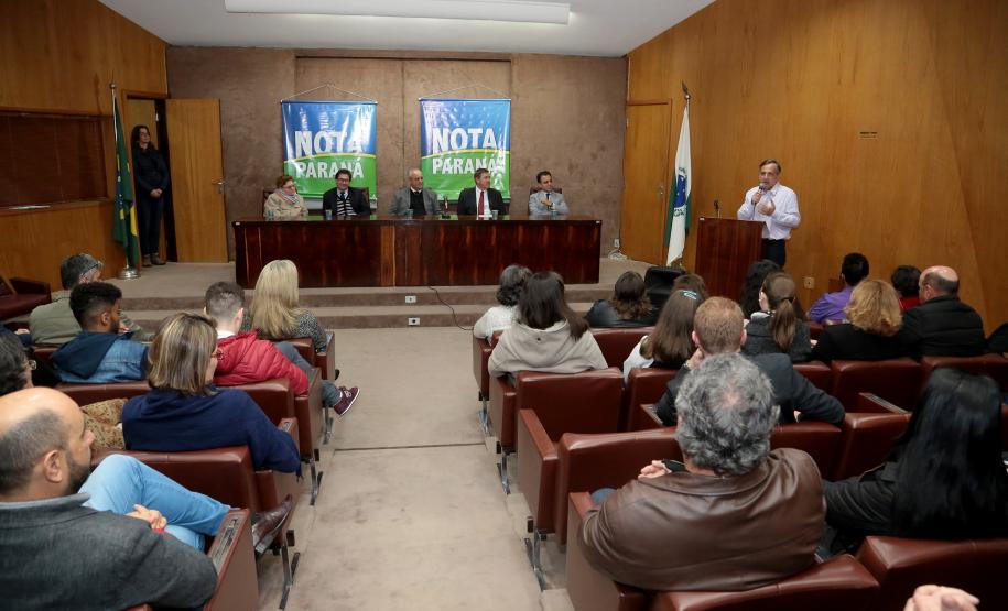 Nota Paraná completa três anos premiando moradores de Curitiba e RMC Os ganhadores dos prêmios de R$ 200 mil, R$ 120 mil e R$ 80 mil recebem os cheques na 33ª premiação do programa Nota Paraná, que neste mês de agosto completa três anos de criação. Por ser o sorteio especial dos pais, o valor das premiações foi multiplicado por quatro. Curitiba,16/08/2018 Foto:Jaelson Lucas / ANPr