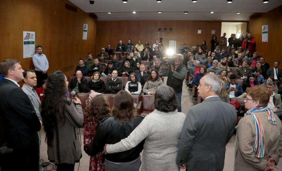 Nota Paraná completa três anos premiando moradores de Curitiba e RMC Os ganhadores dos prêmios de R$ 200 mil, R$ 120 mil e R$ 80 mil recebem os cheques na 33ª premiação do programa Nota Paraná, que neste mês de agosto completa três anos de criação. Por ser o sorteio especial dos pais, o valor das premiações foi multiplicado por quatro. Curitiba,16/08/2018 Foto:Jaelson Lucas / ANPr