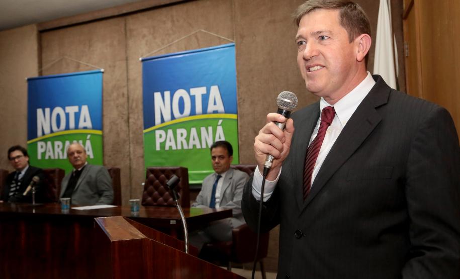 Nota Paraná completa três anos premiando moradores de Curitiba e RMC Os ganhadores dos prêmios de R$ 200 mil, R$ 120 mil e R$ 80 mil recebem os cheques na 33ª premiação do programa Nota Paraná, que neste mês de agosto completa três anos de criação. Por ser o sorteio especial dos pais, o valor das premiações foi multiplicado por quatro. Curitiba,16/08/2018 Foto:Jaelson Lucas / ANPr